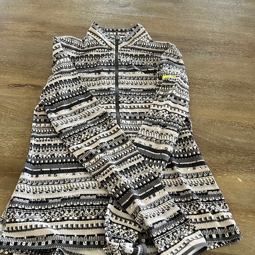 Women 1/4 Nike zip up. Size medium. Great condition